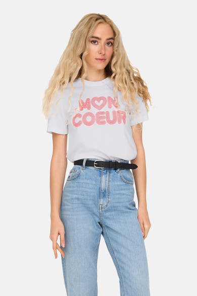 Wit T-shirt met korte mouwen van ONLY®, bedrukt met "my heart", gedragen met een high-waisted jeans en een zwarte riem.