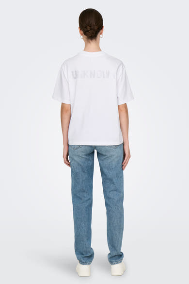 Wit T-shirt met korte mouwen van ONLY, met opdruk op de rug, gedragen met een lichtblauwe jeans en witte schoenen.