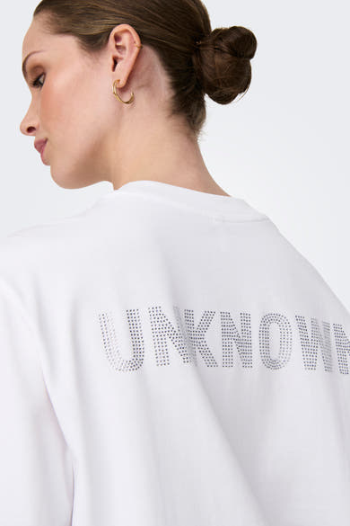 Wit T-shirt met korte mouwen van ONLY, versierd met het woord "UNKNOWN" in zilveren strass-steentjes op de rug.