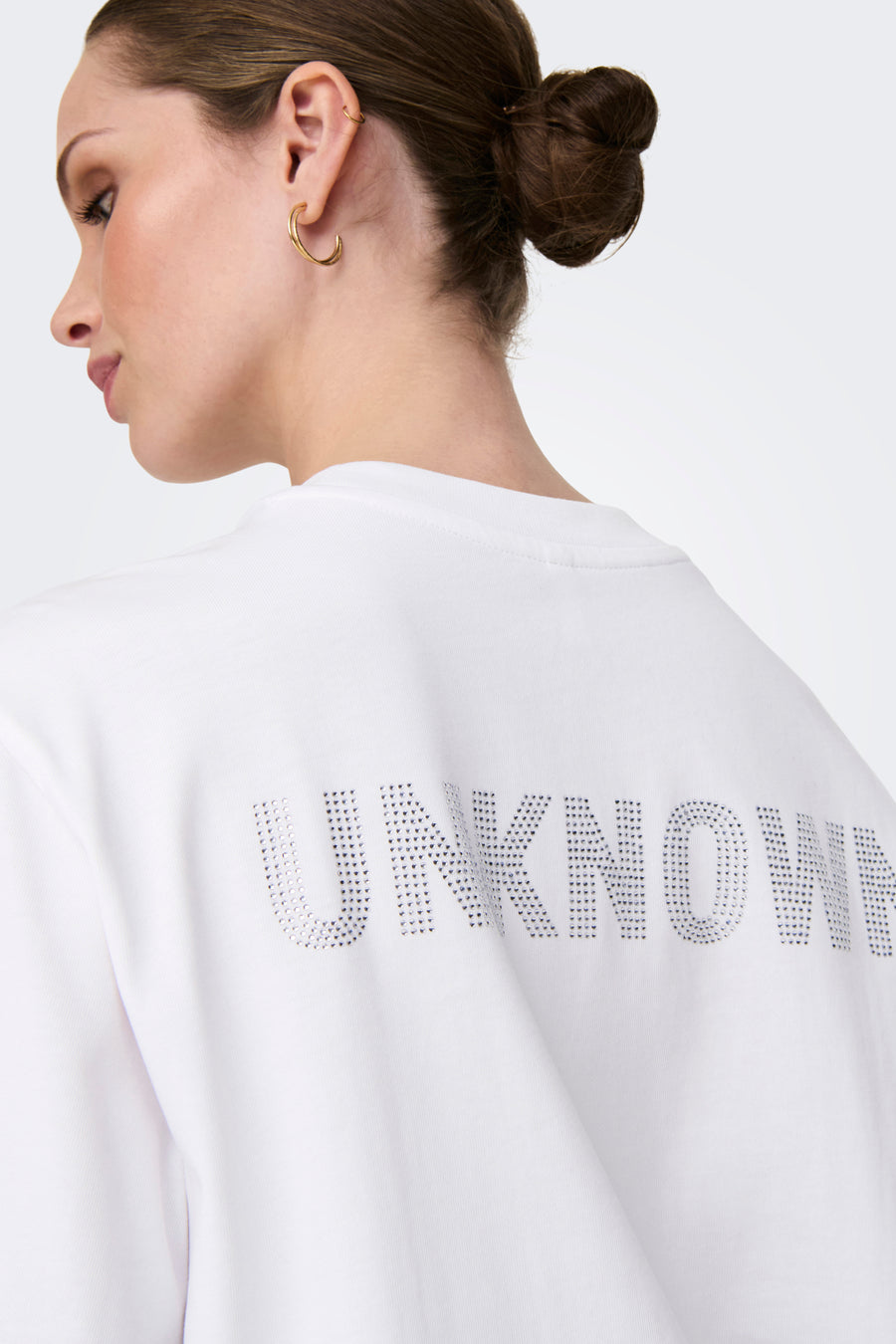 Wit T-shirt met korte mouwen van ONLY, versierd met het woord "UNKNOWN" in zilveren strass-steentjes op de rug.
