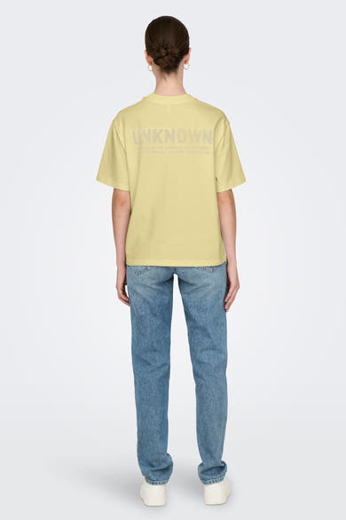 Gele T-shirt met korte mouwen van ONLY, met een tekstprint op de rug, gedragen met een blauwe jeans.