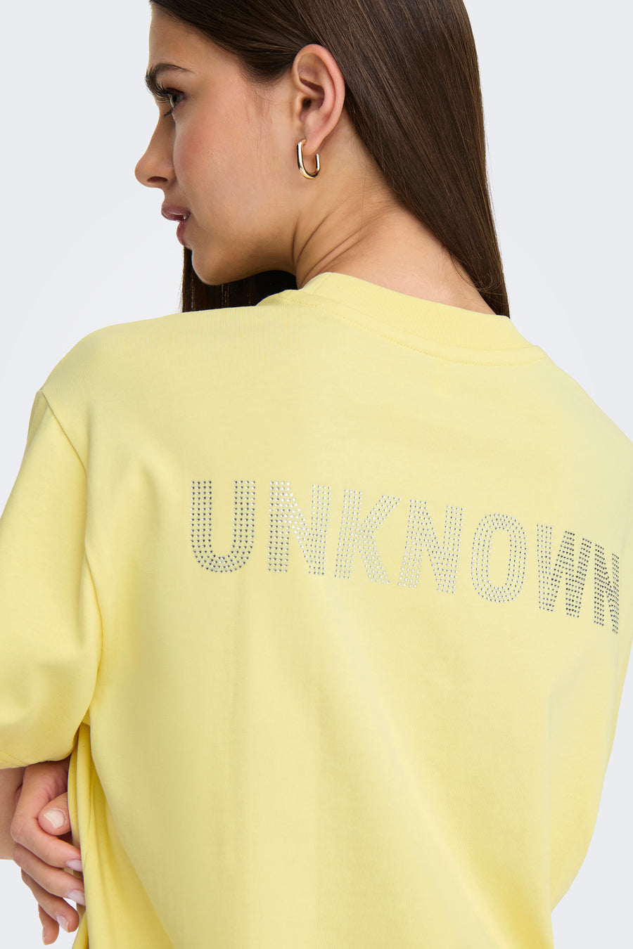 Gele T-shirt met korte mouwen van ONLY® met het woord "Unknown" in strass op de rug.