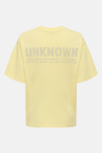 Gele T-shirt met korte mouwen van ONLY, met de tekst "UNKNOWN" in strass op de rug.