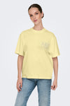 Gele T-shirt met korte mouwen van ONLY, met decoratieve opdruk, gedragen met een blauwe jeans.