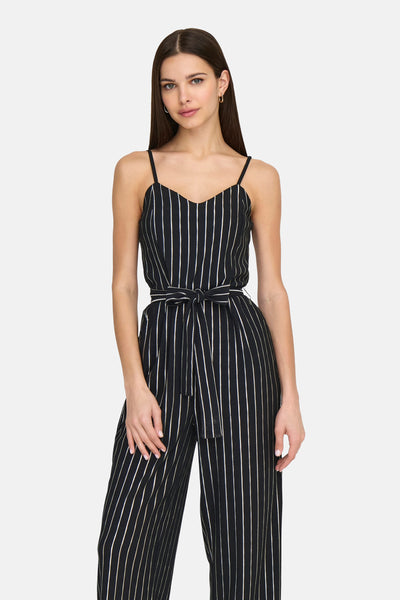 Zwarte ONLY® jumpsuit met verticale strepen en een bijpassende strikceintuur.