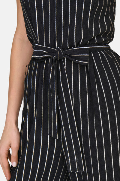 Zwarte gestreepte jumpsuit van ONLY® met een strikceintuur in de taille en een getextureerde stof.