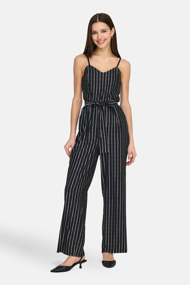 Combinaison noire rayée de ONLY, avec ceinture à nouer assortie et chaussures noires à talons.