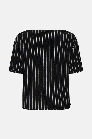 Blouse noire à rayures verticales ONLY, coupe carrée et manches courtes.
