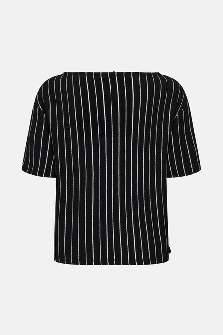 Blouse noire à rayures verticales ONLY, coupe carrée et manches courtes.
