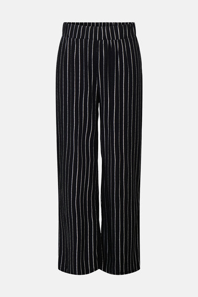 Pantalon rayé noir, par ONLY®, avec une texture plissée et des rayures verticales blanches.