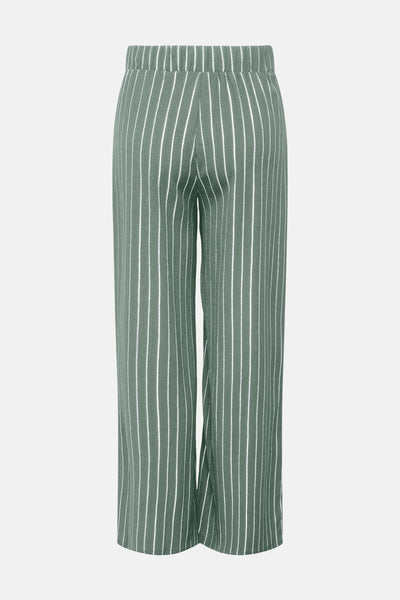 Pantalon vert rayé de ONLY®, coupe ample et taille élastique.