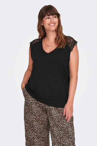 Zwart mouwloos topje van Carmakoma, versierd met kant op de schouders, gedragen met een luipaardprint broek.