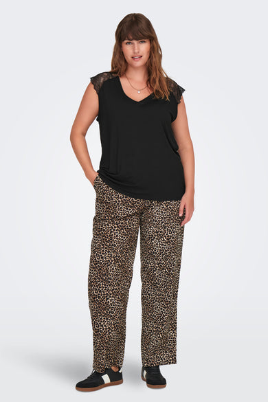 Top sans manches noir de Carmakoma, orné de dentelle aux épaules, porté avec un pantalon à motif léopard.