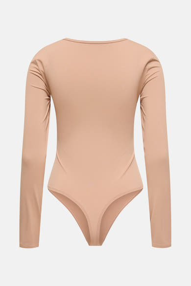 Beige body van ONLY®, lange mouwen, op een effen achtergrond.