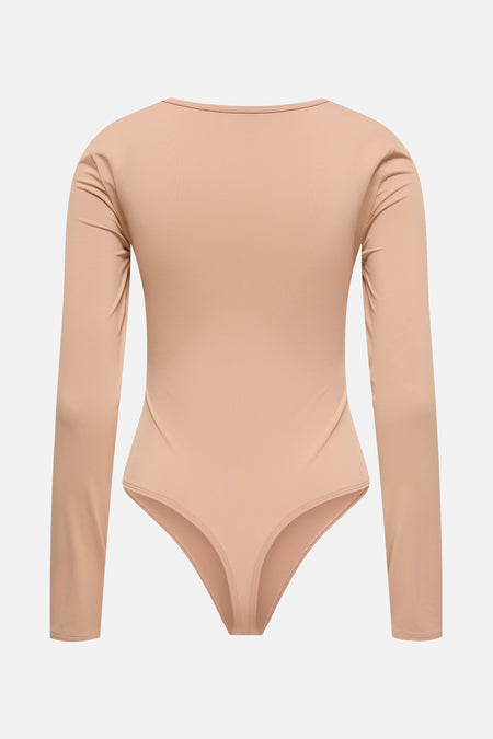 Beige body van ONLY®, lange mouwen, op een effen achtergrond.