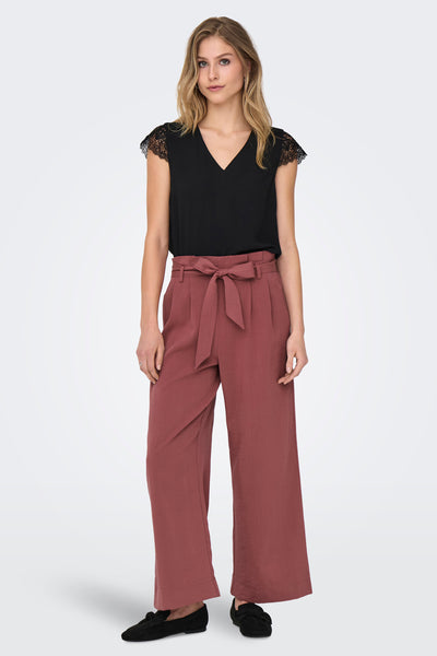 Zwarte t-shirt met korte mouwen van ONLY® met randelwerk op de schouders, gedragen met een hoge taille pantalon.