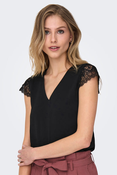 T-shirt noir à manches courtes de ONLY, avec détail de dentelle aux manches.