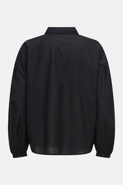 Chemise à manches longues noire par ONLY, avec des manches amples et une coupe droite.