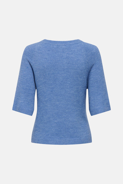 Pull à col rond bleu de JDY, en maille texturée, manches courtes et coupe ajustée.