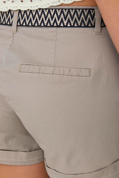 Short beige de ONLY, avec une ceinture à motif zig-zag.