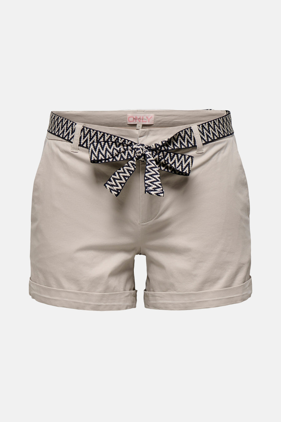 Short beige en coton de ONLY, agrémenté d'une ceinture à motif géométrique nouée.
