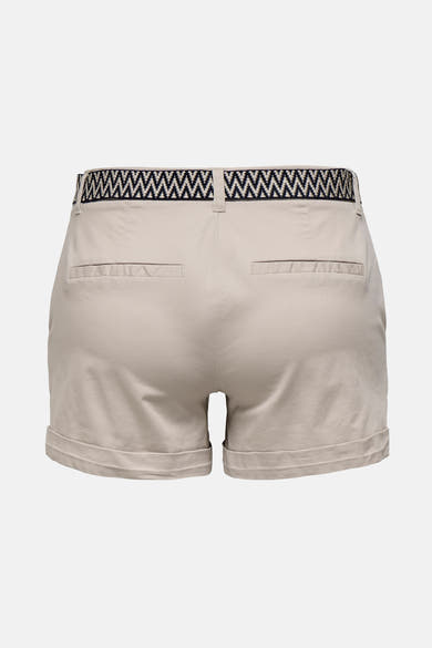 Short beige par ONLY, avec ceinture à motif géométrique et ourlets retroussés, vue de dos.