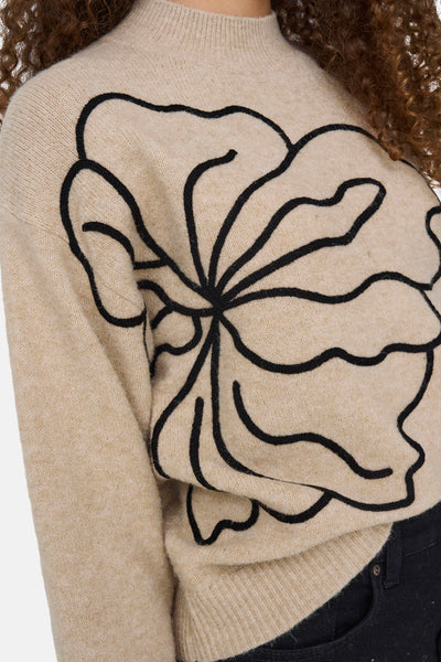 Pull à col rond beige de JDY, orné d'un grand motif floral noir sur le devant.
