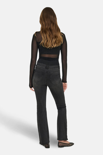Zwart lijfje van ONLY®, gedragen met een zwarte jeans en stippen ballerina's.