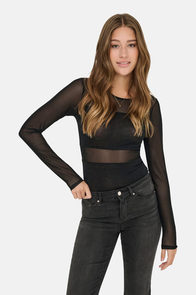 Body noir moulant par ONLY®, avec des manches longues transparentes et un jean assorti.