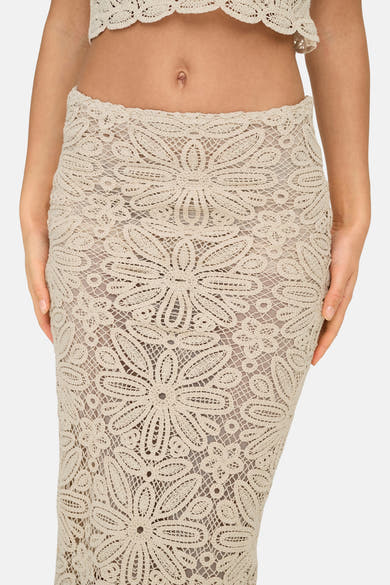 T-shirt écru de ONLY, à motif en dentelle florale sur une jupe moulante beige.
