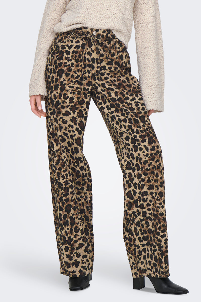 Bruine kleurige broek van ONLY, met een luipaardprint en gedragen met een beige textuur gebreide trui.