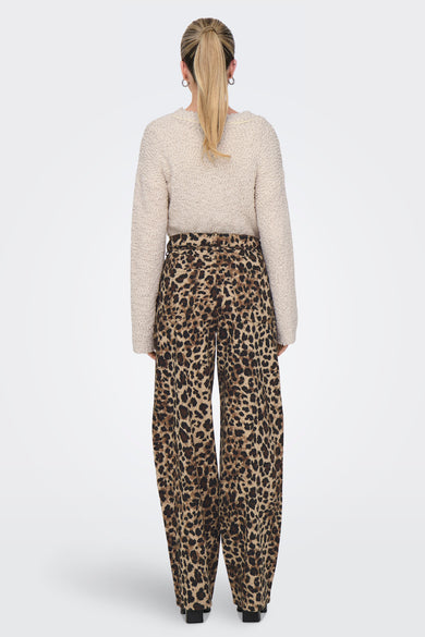 Luipaardprint broek van ONLY, gedragen met een crèmekleurige, getextureerde trui en zilveren oorbellen.