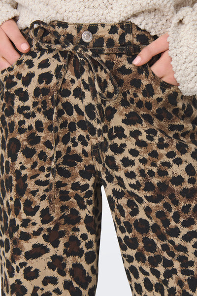 Gekleurde bruine jeans van ONLY® met luipaardprint, zakken en trekkoord.
