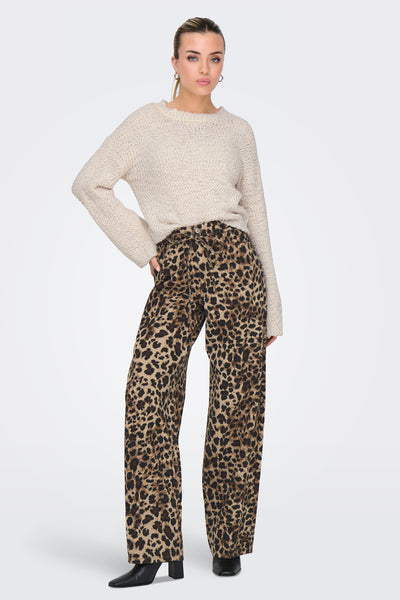 Bruine kleurige broek van ONLY, met luipaardprint, gedragen met een beige trui en zwarte enkellaarsjes.