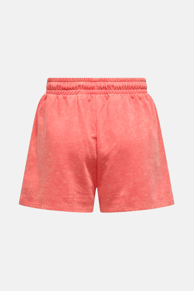 Short corail de ONLY, avec une taille élastique et une texture délavée.