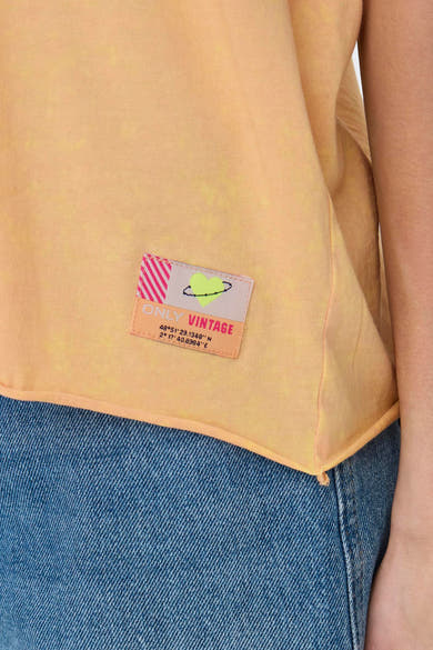 Oranje T-shirt met korte mouwen van ONLY, met een decoratieve patch met strepen en GPS-coördinaten, gedragen met een spijkerbroek
