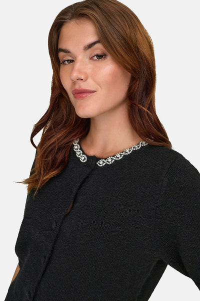 Gilet noir by JDY, avec détails décoratifs autour de l'encolure.