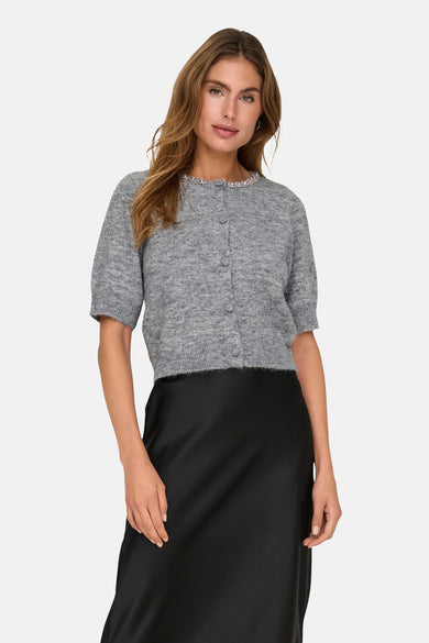 Gemêleerd grijs vest van JDY, versierd met een decoratieve kraag en gedragen over een glanzende zwarte rok.