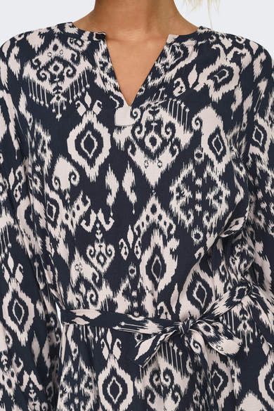 Zwarte jurk met lange mouwen van JDY, all-over ikat-patroon, V-hals en strikceintuur.