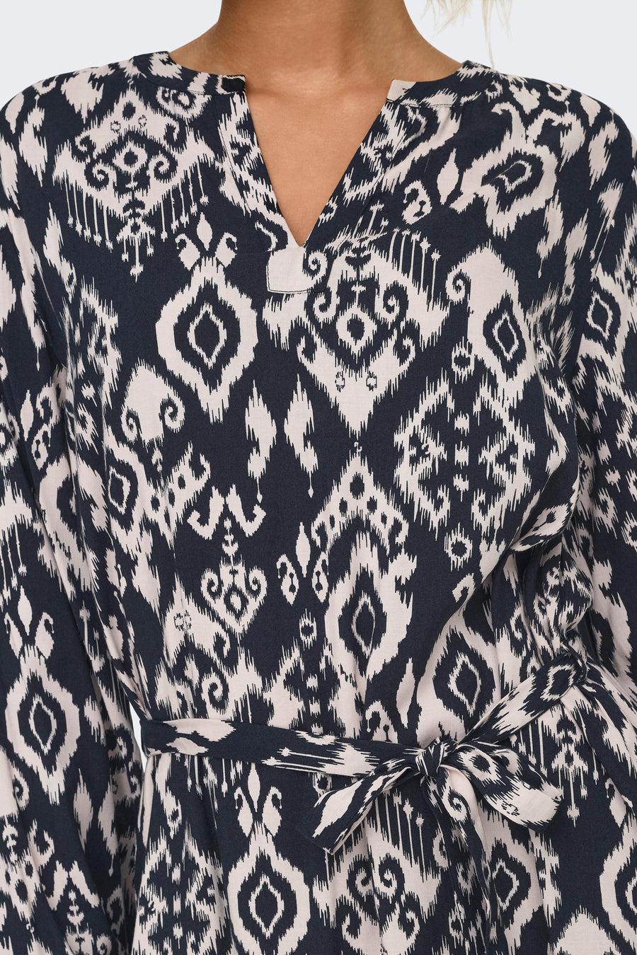 Zwarte jurk met lange mouwen van JDY, all-over ikat-patroon, V-hals en strikceintuur.