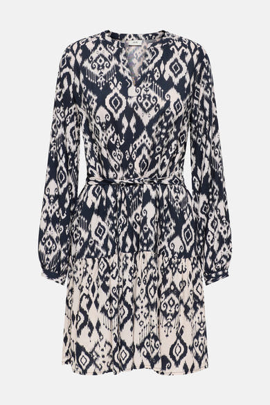 Zwarte jurk met lange mouwen van JDY, ikat-print op een beige achtergrond, strikceintuur in de taille.