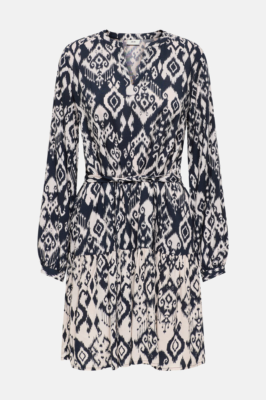 Zwarte jurk met lange mouwen van JDY, ikat-print op een beige achtergrond, strikceintuur in de taille.