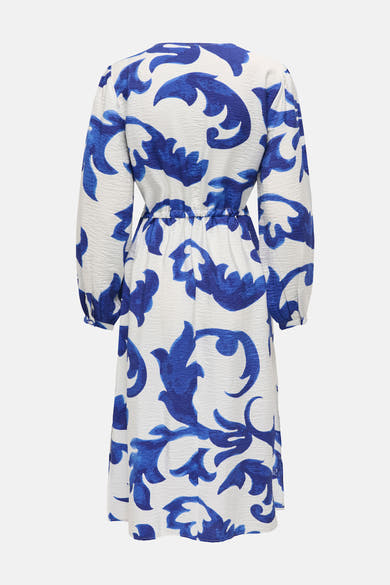 Blauwe jurk met lange mouwen van JDY, met blauw bloemenpatroon op een witte achtergrond.