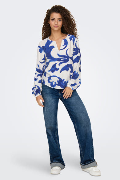 Blouse met lange mouwen in het blauw van JDY, met een bloemenpatroon en een V-hals, gedragen met een spijkerbroek.