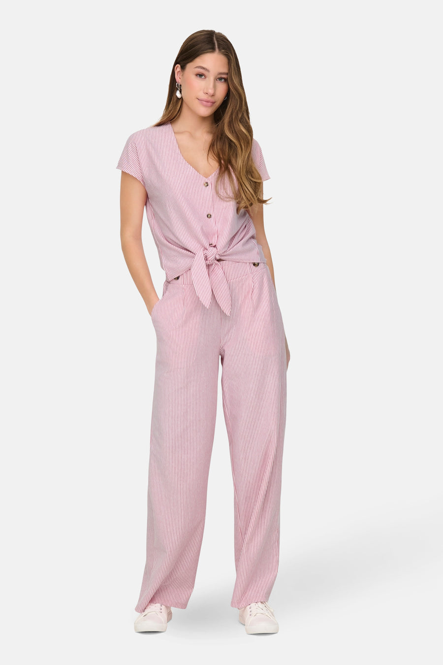 Chemisier rose à rayures by JDY, avec un nœud à la taille et un pantalon assorti.
