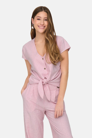 Chemisier rose rayé de JDY, noué à la taille, porté avec un pantalon rayé et des boucles d'oreilles.
