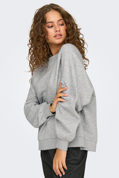 Grijze rondehals sweatshirt van ONLY, versierd met decoratieve strass-steentjes op de mouwen, gedragen met een pied-de-poule broek.