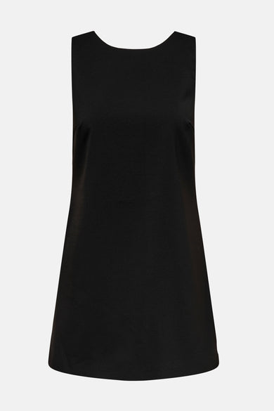 Robe noire basique de ONLY, coupe trapèze, sans manches et sur fond uni.
