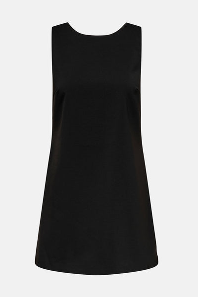 Robe noire basique de ONLY, coupe trapèze, sans manches et sur fond uni.
