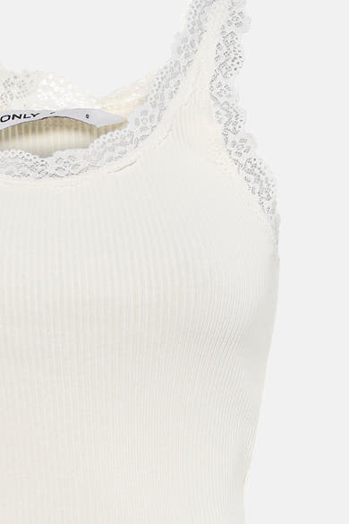 Top blanc côtelé sans manches de ONLY avec bordure en dentelle, vue rapprochée.